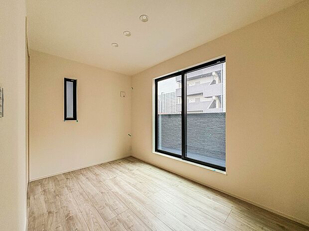 1号棟【洋室5.1帖】  シンプルにデザインされた室内。家具やレイアウトでお好みの空間に。