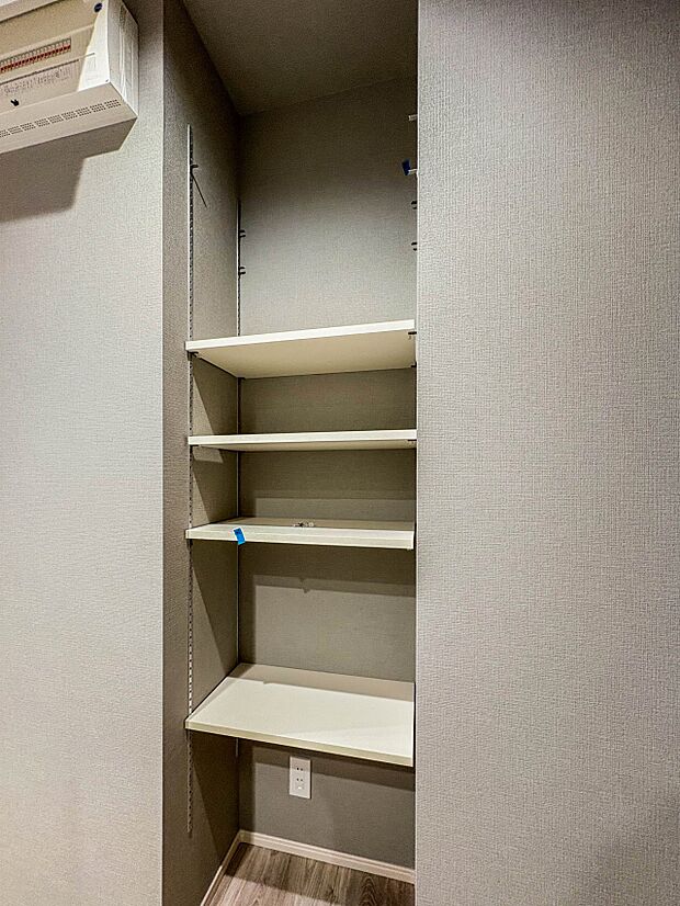 1号棟【ランドリースペース】ランドリースペースは広さもたっぷり。タオルなどをしまえる収納棚もあります。