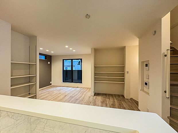 1号棟【ダイニングキッチン】会話でホッとコミュニケーションできるリビング。料理でホッとハピネスになるキッチンなど。人をホッとさせる最新設備・仕様を採用しています。