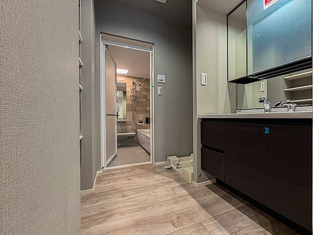 1号棟【脱衣所】洗面所は小さなプライベートスペース。歯磨き、洗顔と毎日施す個人空間。