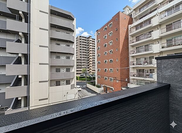 1号棟【眺望】朝の澄んだ空気や、夕方に吹く清々しい風を五感で感じられるバルコニー。