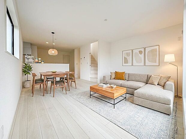 【LDK17.4帖】うららかな陽射しがどのお部屋にも降り注ぎますように、快適さを追求した間取設計。得難い立地環境での生活を恵みの豊かな永住の地へと変えてくれます。※CGにて家具を配置していま…