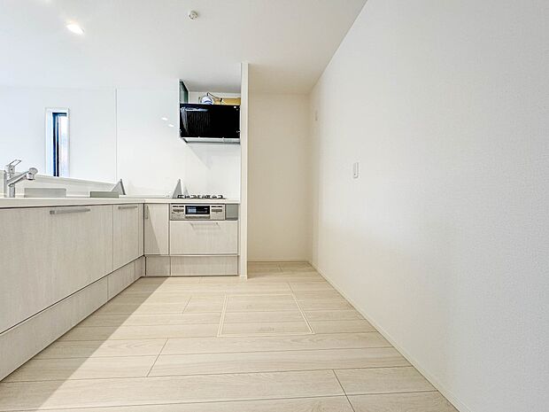 【キッチン】三口コンロで料理の幅を拡げてくれる使いやすいシステムキッチンを採用。洗い場も大きいので野菜や食器を洗ったりする際にも捗り、奥様の強い味方となってくれるはずです。