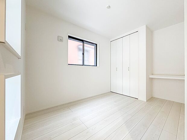 【子供部屋4.5帖】お子様のお部屋にぴったりなクロークを備えたフローリング仕様の洋室です。