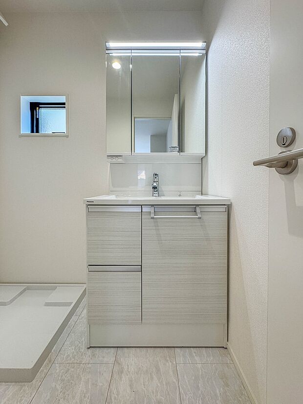 【洗面台】 十分な大きさの洗面台は、身だしなみチェックや歯磨きなど、朝の慌ただしい時間でもホテルライクなスペースで余裕とゆとりを感じて頂けます。