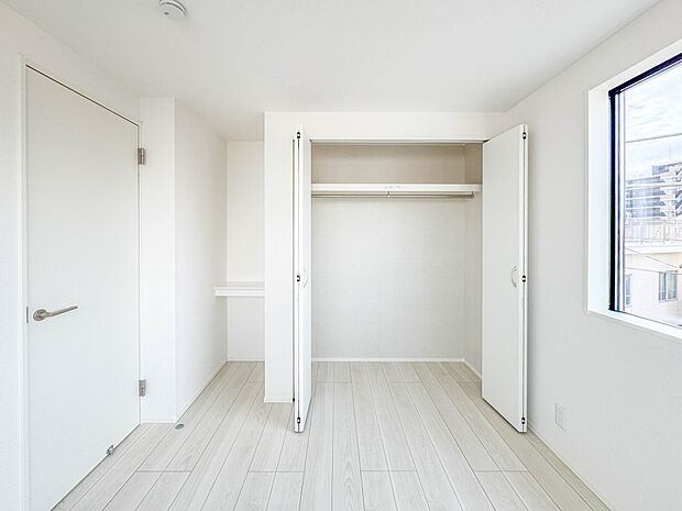 【収納　寝室6帖】各部屋を最大限に広く使って頂ける様、全居住スペースに収納付。プライベートルームはゆったりと快適に。