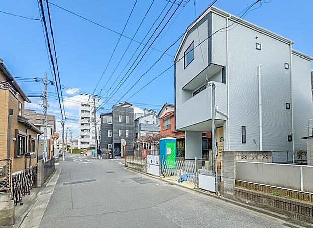 【前面道路6M】車の通行が少ないので、静かな住環境を維持することができます。