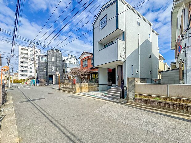 【前面道路6M】車の通行が少ないので、静かな住環境を維持することができます。