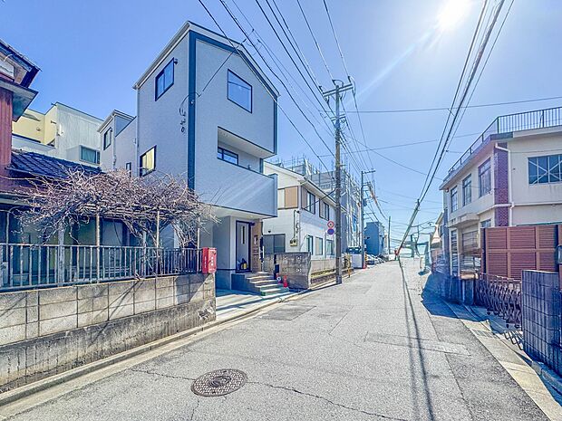 【前面道路6M】車の通行が少ないので、静かな住環境を維持することができます。