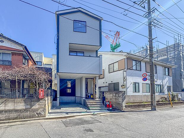 【外観】堂々たる趣ながら、主張し過ぎずどこか余裕を感じさせるシャープなフォルムで佇む邸宅は、晴天の空と照らし合わせる事で、本来あるべき完成形の姿を見せてくれます。