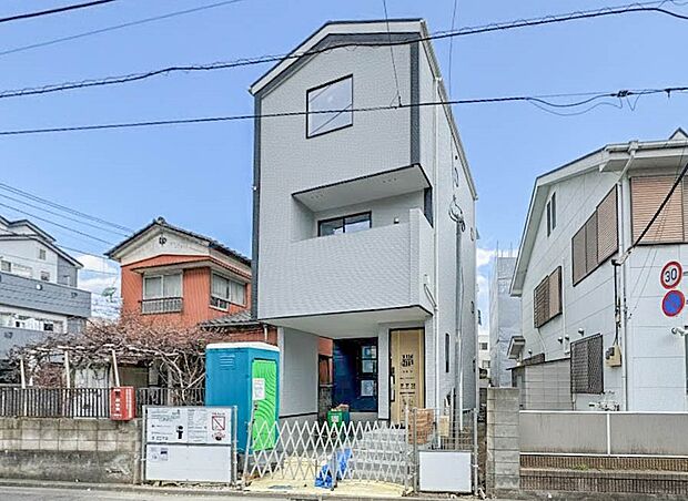 【外観】堂々たる趣ながら、主張し過ぎずどこか余裕を感じさせるシャープなフォルムで佇む邸宅は、晴天の空と照らし合わせる事で、本来あるべき完成形の姿を見せてくれます。