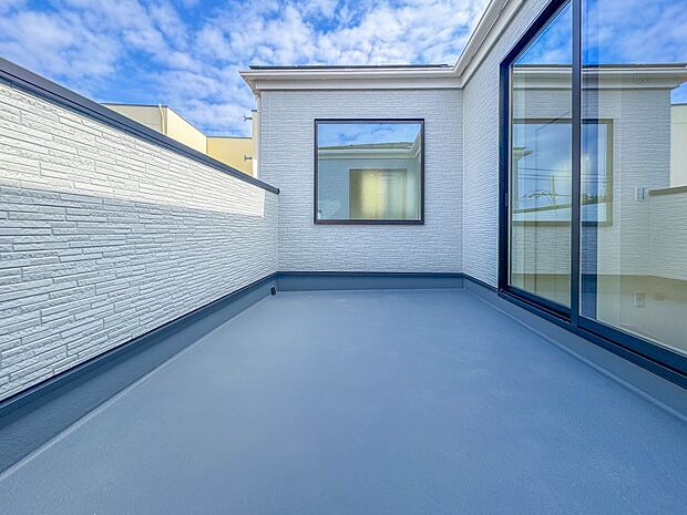 【バルコニー】澄み切った青空と、心地良い風を感じるワイドバルコニー。