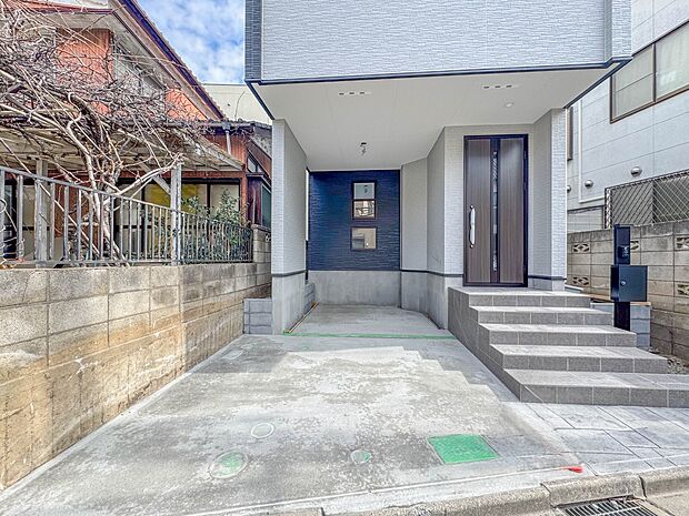 【駐車場】ビルトインガレージなら「野ざらし、雨ざらし、吹きさらし」になりません。汚れやいたみは減り、車の掃除もラクになります。