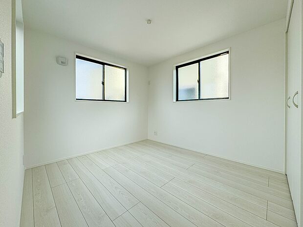 【洋室5.5帖】柔らかな陽光とフローリングの色味が調和した快適な空間。