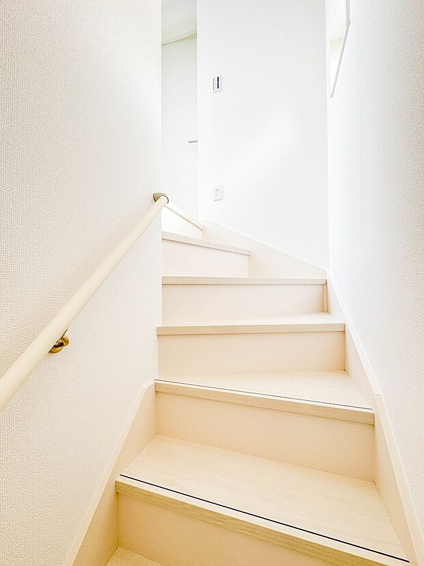 【手すり付き階段】手すりがないと階段の昇り降りで危険なことはもちろん、壁に手をつきながら歩くことで壁紙が汚れやすくなります。すべての方に快適に昇り降りしていただくため、手すりを設置しました。…