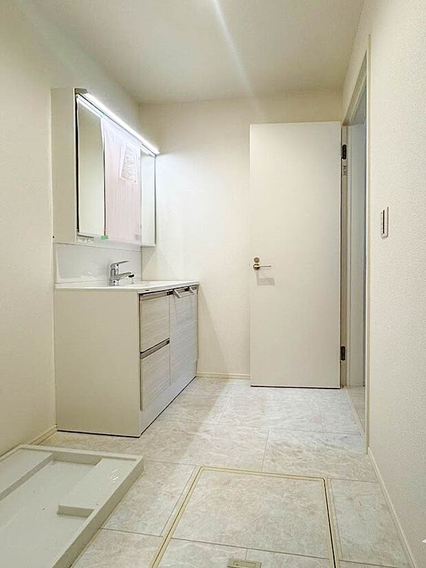 【脱衣所】脱衣所、洗面所は小さなプライベートスペース。歯磨き、洗顔と毎日施す個人空間。