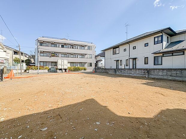 【外観】堂々たる趣ながら、主張し過ぎずどこか余裕を感じさせるシャープなフォルムで佇む邸宅は、晴天の空と照らし合わせる事で、本来あるべき完成形の姿を見せてくれます。