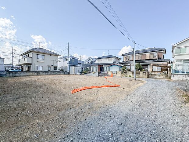 【前面道路4m】家の前をまっすぐの通りが走っている。クルマは少なく、人々は毎朝、ウォーキング、ジョギング、犬の散歩など、フリーな朝時間を過ごしている。