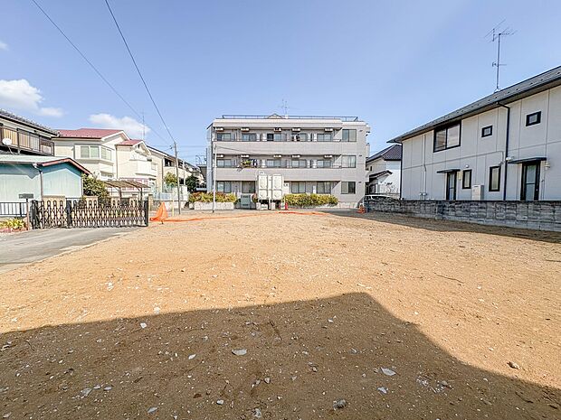 【外観】堂々たる趣ながら、主張し過ぎずどこか余裕を感じさせるシャープなフォルムで佇む邸宅は、晴天の空と照らし合わせる事で、本来あるべき完成形の姿を見せてくれます。