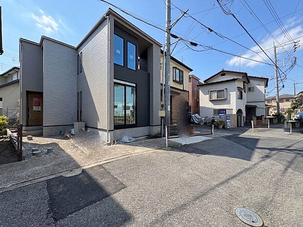 【前面道路】家の前をまっすぐの通りが走っている。クルマは少なく、人々は毎朝、ウォーキング、ジョギング、犬の散歩など、フリーな朝時間を過ごしている。