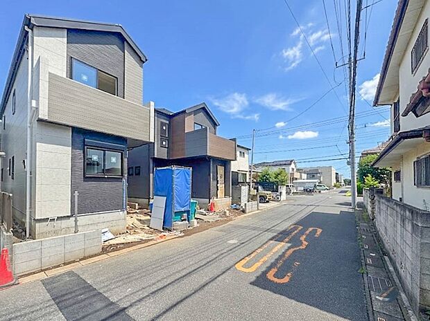【前面道路6M】家の前をまっすぐの通りが走っている。クルマは少なく、人々は毎朝、ウォーキング、ジョギング、犬の散歩など、フリーな朝時間を過ごしている。