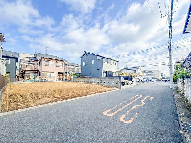 【前面道路6M】家の前をまっすぐの通りが走っている。クルマは少なく、人々は毎朝、ウォーキング、ジョギング、犬の散歩など、フリーな朝時間を過ごしている。