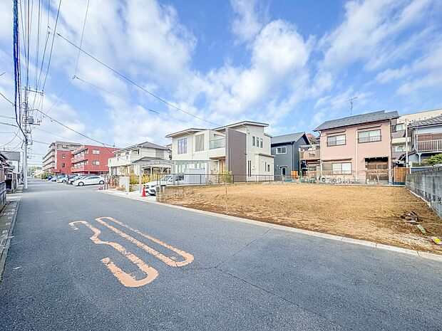【前面道路6M】車の通行が少ないので、静かな住環境を維持することができます。