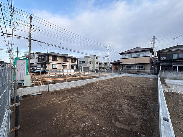 【外観】堂々たる趣ながら、主張し過ぎずどこか余裕を感じさせるシャープなフォルムで佇む邸宅は、晴天の空と照らし合わせる事で、本来あるべき完成形の姿を見せてくれます。