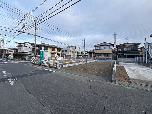 【前面道路、公道5.9m】車の通行が少ないので、静かな住環境を維持することができます。