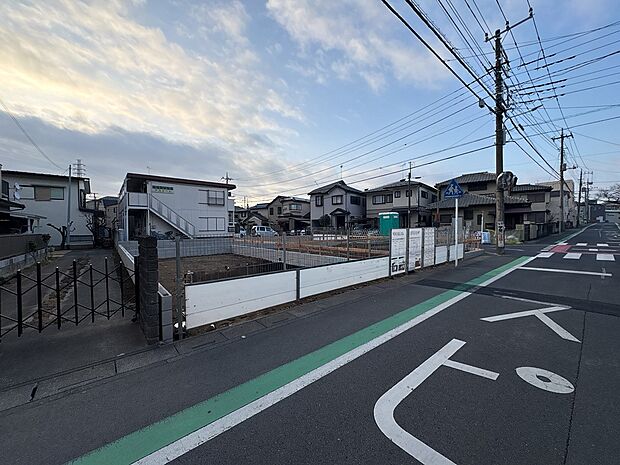 【前面道路、公道7.9m】家の前をまっすぐの通りが走っている。クルマは少なく、人々は毎朝、ウォーキング、ジョギング、犬の散歩など、フリーな朝時間を過ごしている。