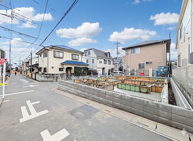 家の前は美しい通りになっていますが、クルマが比較的少なく。家のまわりで遊ぶお子さまも大丈夫です。