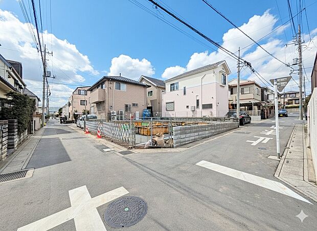 【前面道路】家の前をまっすぐの通りが走っている。クルマは少なく、人々は毎朝、ウォーキング、ジョギング、犬の散歩など、フリーな朝時間を過ごしている。