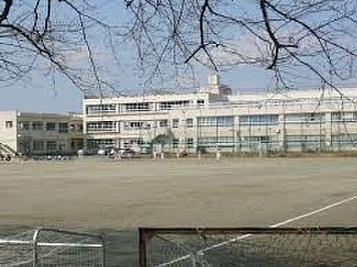 中学校 1080m 与野西中学校(1954年与野町立与野中学校分校として与野町立本町小学校に設置。2001年さいたま市誕生に伴い、さいたま市立与野西中学校に改称。目指す学校像は 「生徒が希望…