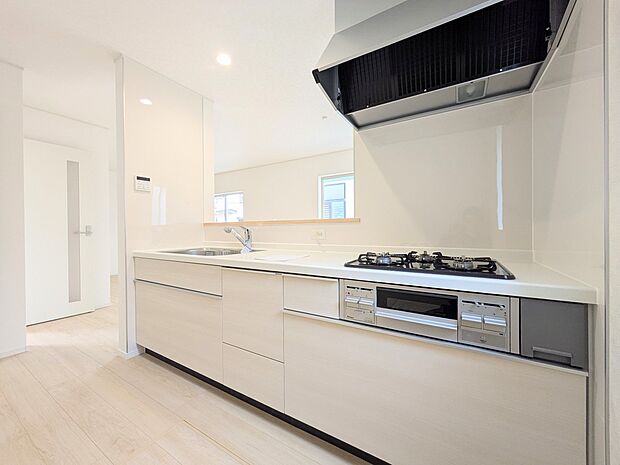 【キッチン】ナチュラルな自然光の中での調理。会話が弾む対面型キッチン。お洒落な食器類を余裕で収納できるスペース。動きやすい女性目線のキッチン動線。これからはお料理をつくる時間が劇的に変わりま…