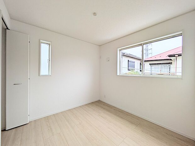 【子供部屋】お子様のお部屋にぴったりなクロークを備えたフローリング仕様の洋室です。