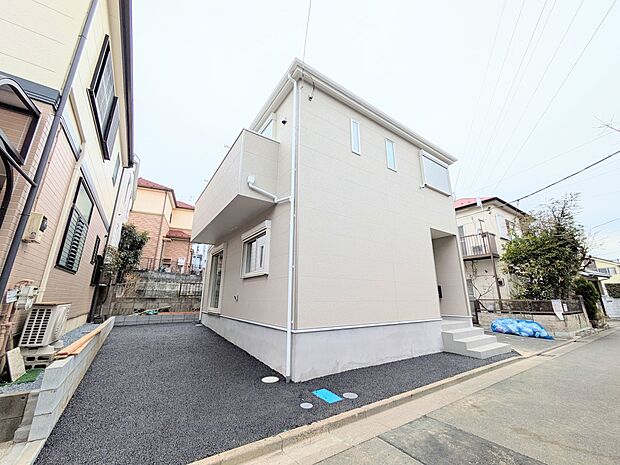 【外観】家族の温かさと陽光の暖かさ、楽しい毎日と明るい未来を予感させる「空間が織り成すひとつ先の住み心地」を演出します。