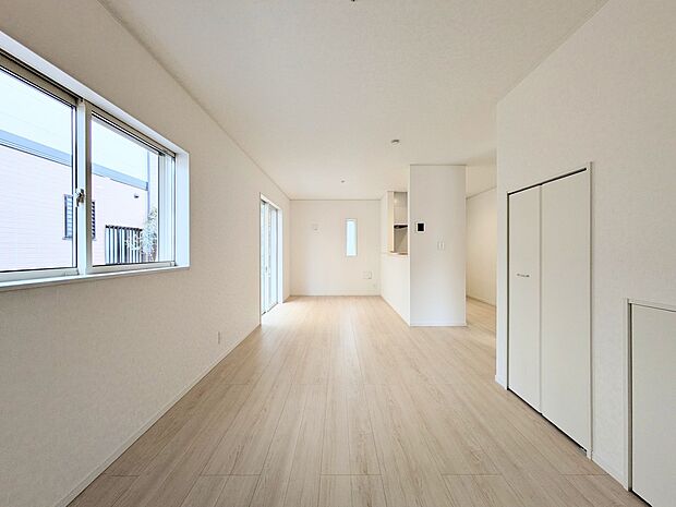 【ダイニングキッチン】ナチュラルな自然光の中での調理。お洒落な食器類を余裕で収納できるスペース。動きやすい女性目線のキッチン動線。これからはお料理をつくる時間が劇的に変わります。