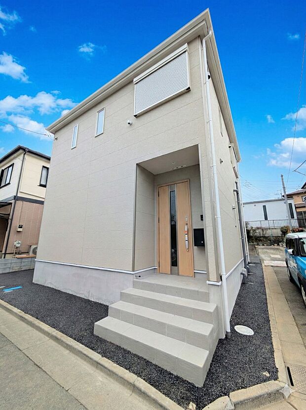 【庭】玄関まわりにはプランターを置いてガーデニングも楽しめます。