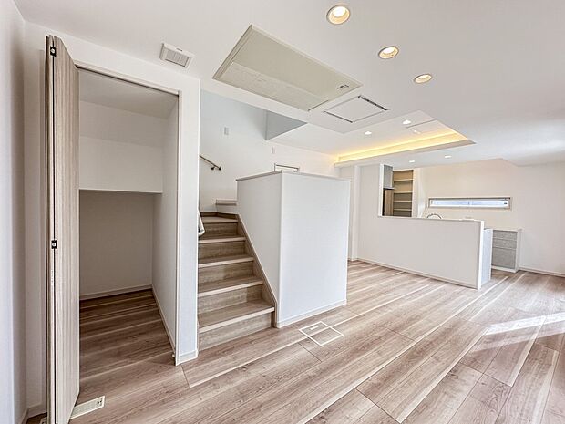 【リビング】 整然とした空間演出、快適な理想の暮らしの実現は家のみの拘りではなく、そこで暮らす方々にとって素敵な環境であることも挙げられると思います。四季折々の変化が奏でる鼓動を楽しんで下…