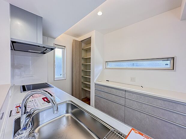 【キッチン】ナチュラルな自然光の中での調理。会話が弾む対面型キッチン。お洒落な食器類を余裕で収納できるスペース。動きやすい女性目線のキッチン動線。これからはお料理をつくる時間が劇的に変わりま…