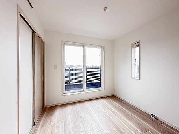 【子供部屋】お子様のお部屋にぴったりなクロークを備えたフローリング仕様の洋室です。