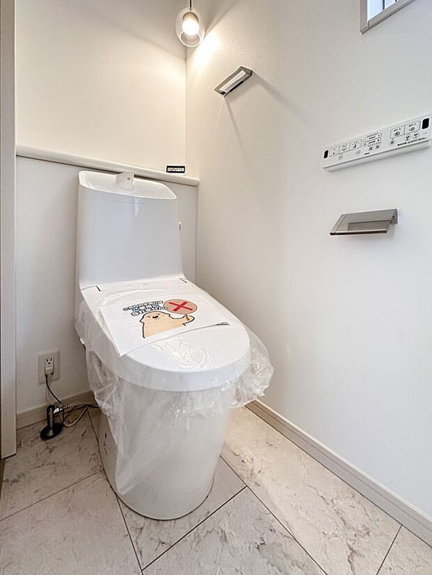 【トイレ】トイレ・ウォシュレット付。快適で衛生的な洗浄機能付温水シャワートイレです。