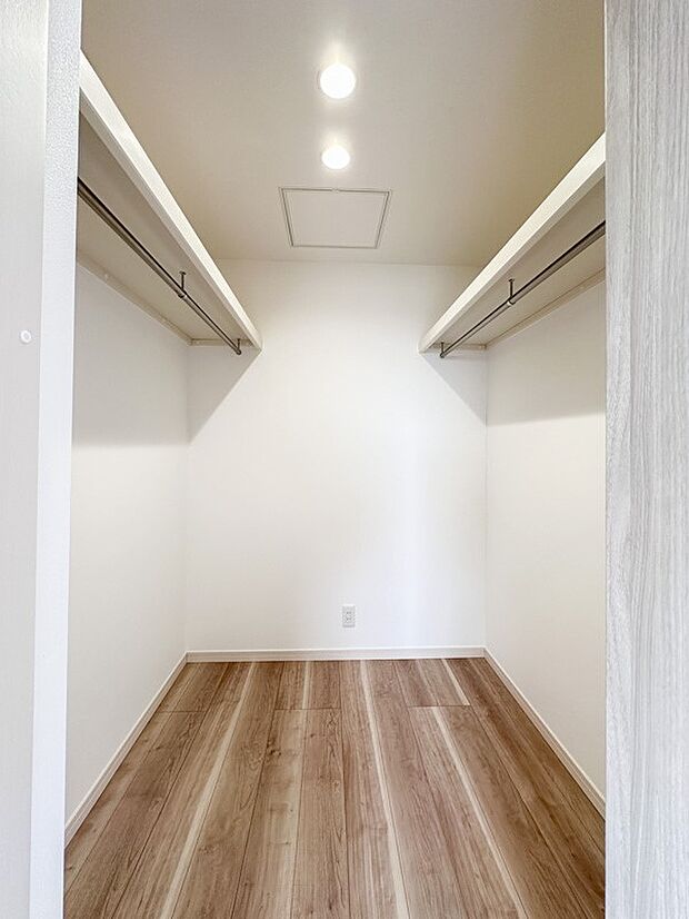 【WIC(ウォークインクローゼット)】 たくさんの洋服をかけてもシワになりにくいウォークインクローゼット。洋服以外にも、普段使わない家電やスーツケース、ストック品など何でも片付く嬉しい空間…