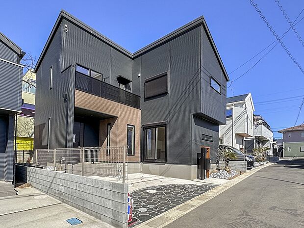 家の前をまっすぐの通りが走っている。クルマは少なく、人々は毎朝、ウォーキング、ジョギング、犬の散歩など、フリーな朝時間を過ごしている。