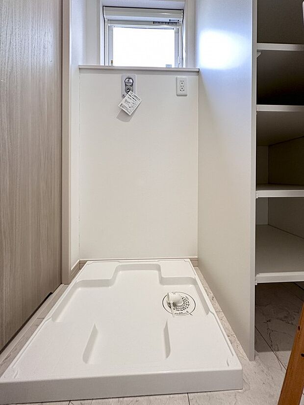 【ランドリースペース】毎日使う洗濯機。しっかりと奥行きのある置き場が確保されています。