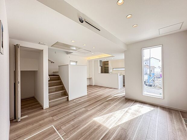 【リビングダイニング】シンプルなデザインの家は風情がある。住む人のこだわりを感じる。外観も内装もいたってシンプル。居心地がよく、家事や趣味、子育てなどにも集中できる。家も人間も熟成するほどシ…