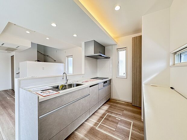 【ダイニングキッチン】会話でホッとコミュニケーションできるリビング。料理でホッとハピネスになるキッチンなど。人をホッとさせる最新設備・仕様を採用しています。