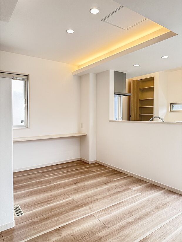 【Dining】ダイニングテーブルを置いても十分な広さが確保されています。