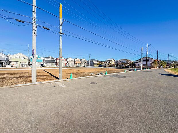 【前面道路-幅員約6m-】車の通行が少ないので、静かな住環境を維持することができます。