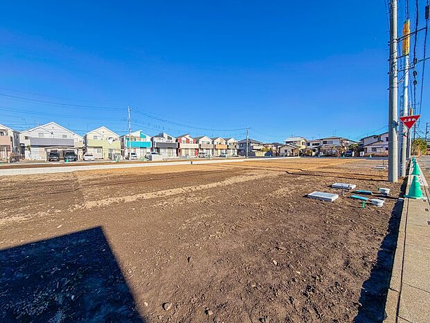 【現地外観】家族の温かさと陽光の暖かさ、楽しい毎日と明るい未来を予感させる「空間が織り成すひとつ先の住み心地」を演出します。